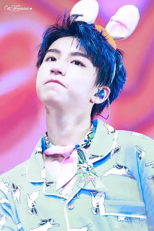 王俊凯白衬衫配挑染刘海#王俊凯发色合集每次染发发色都好好看呀蓝色