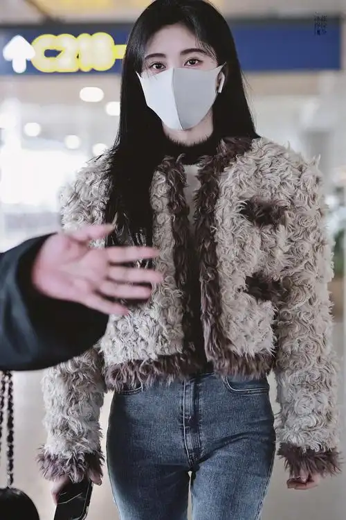 鞠婧祎机场饭拍图也太美了吧