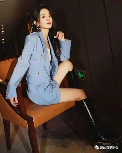赵丽颖穿出"御姐范",蓝色西装搭高筒靴很霸气,发型是亮点