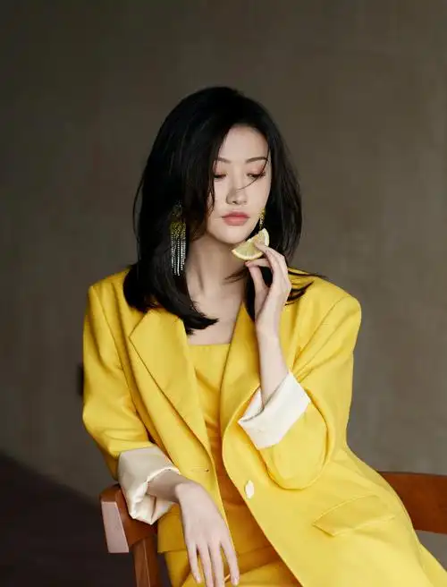 景甜穿柠檬黄西装搭配同色短裙 气质高贵明艳动人