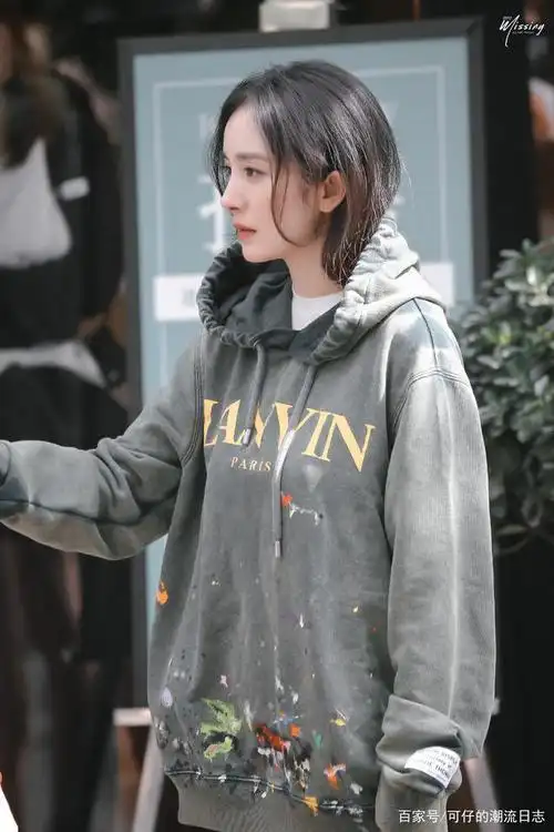 杨幂日常下班私服穿搭,字母印花卫衣搭配骑行裤时髦又吸睛