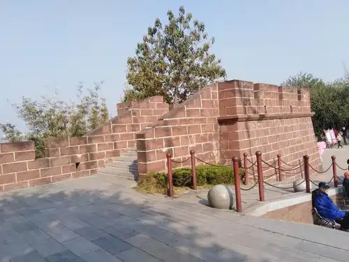 现在立那个"吴王城遗址"碑地方,小时候我们还看到鄂城