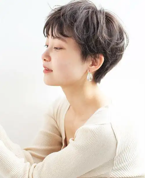 露耳超短发