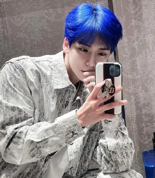 偏蓝系的蓝紫色染发,头发深沉的哑光光泽衬低调内敛,湿发既视感的蓝