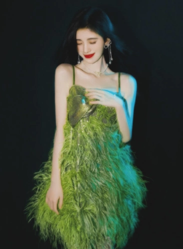 米卡在舞台上对鞠婧祎单膝下跪,鞠婧祎开心甜笑_腾讯网