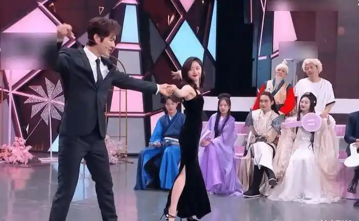 原创体面夫妇跳舞时看钟汉良抱谭松韵的姿势人品如何一目了然