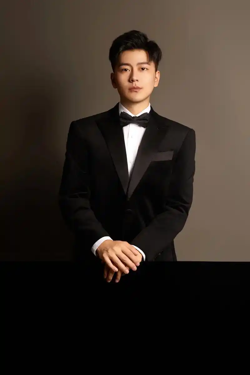 所以到底哪张适合做头像啊?#西装杀 #禁欲系 #男生写真 # - 抖音