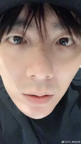 刘宇宁更新微博一则 摩登兄弟间丑照大pk