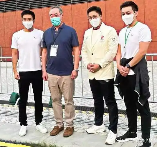 看起来很瘦,但是身材十分强壮,从他的手臂就可以看出霍启山肌肉发达