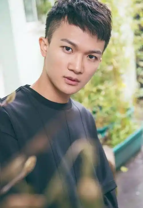 曾被质疑"伪娘",遭那英分手的周深,是如何将烂牌打成王炸的