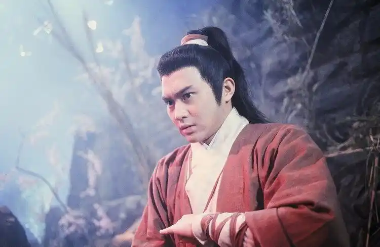 他拥有着温柔的眼神,迷人的酒窝和深情的歌声,不管是《射雕英雄传》中