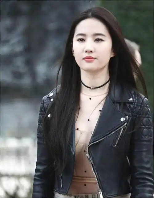 刘亦菲香港海洋公园被偶遇素颜状态超级好整个人仙气飘飘