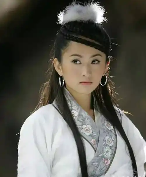 就是黄晓明和刘亦菲的那版"神雕侠侣",杨蕊演的是"陆无双",一身淡雅的