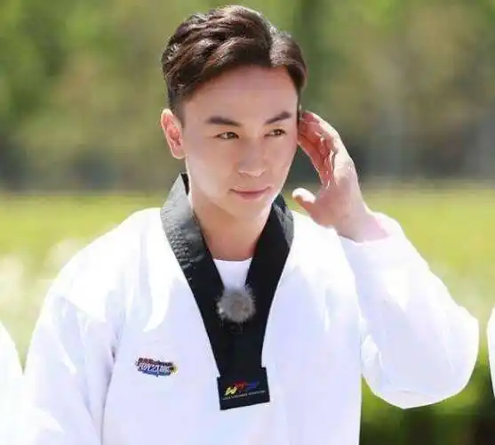 他是李连杰接班人,小时候红极一时,今没戏拍也豪车豪宅换不停_释小龙