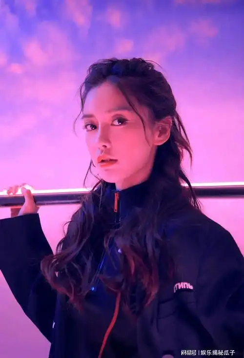 angelababy的时尚之旅是一个多层次的故事,涉及到个人自由,文化认同和