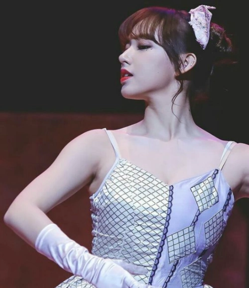 奶潇紧身吊带裙变身3d娃娃网友:真人版八音盒