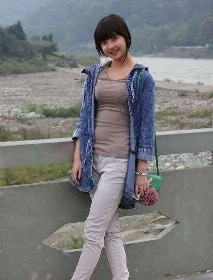 看看王思聪女友前豆得儿的旧照网友当年原来也是牙套妹