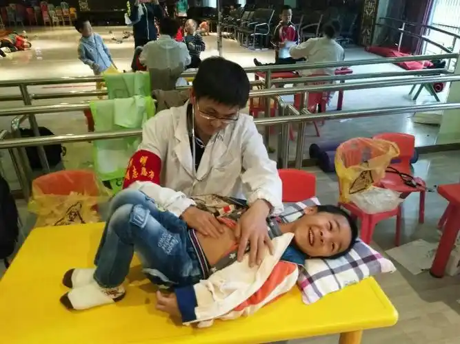 医生叔叔摸摸肚子就可以把小朋友们逗笑,我们的体检在欢笑声中结束.