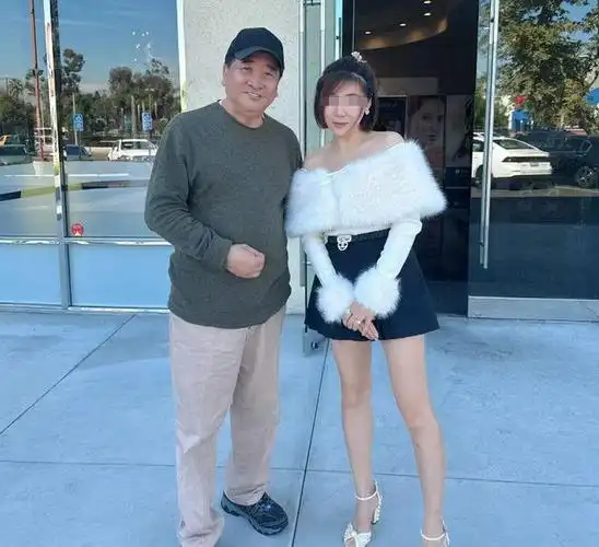 张宏民姜昆现身日本,74岁姜昆搂美女喝茅台,63岁张宏民截然相反