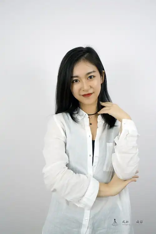 白墙前的半身照