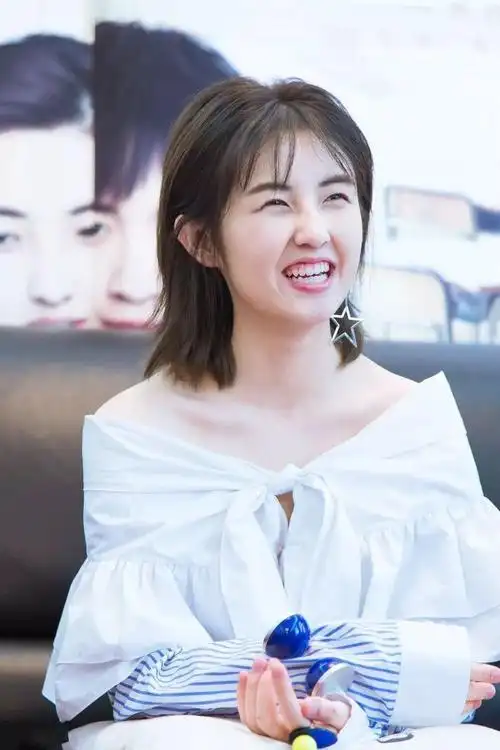 16岁张子枫不拘小节,衣服穿的让人们浮想联翩!