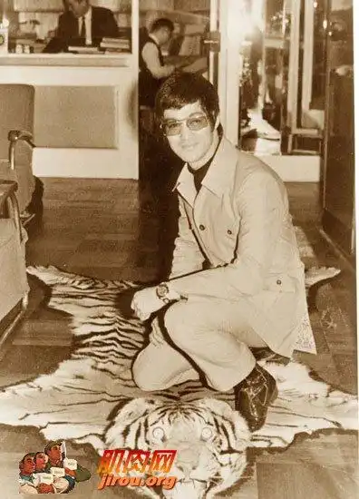 李小龙70岁冥寿罕见照曝光