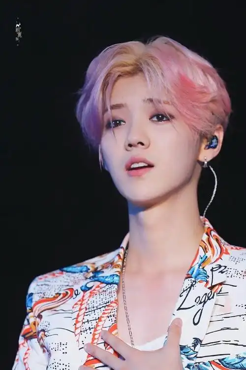 鹿晗换新发色##鹿晗新发色随拍照