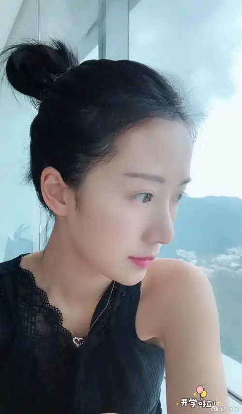 李念送旺仔上学不忘自拍素颜出镜坐木马童心未泯掉进鸡汤里