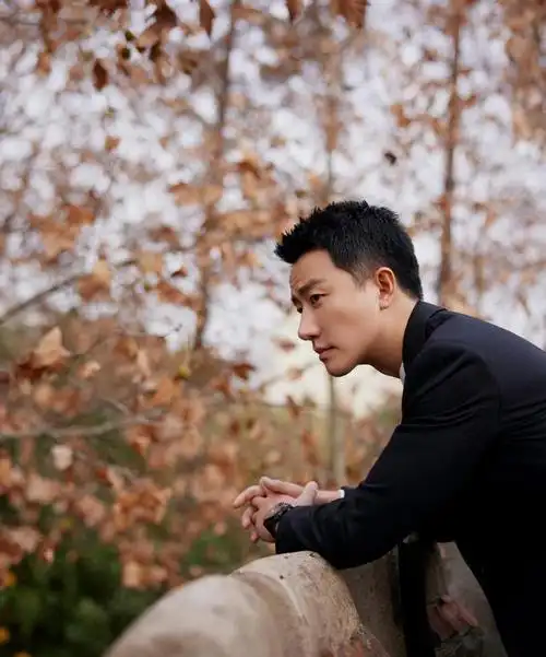 黄轩亮相《大戏看北京》,宣传热播的《山海情》,寸头牛仔很精神