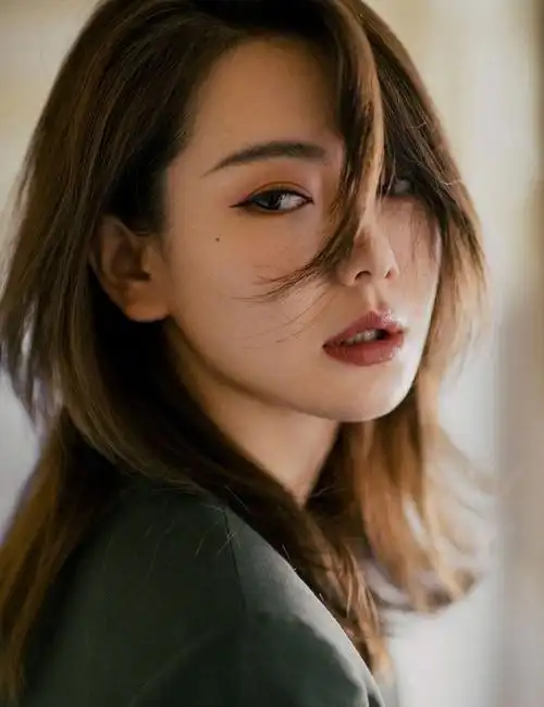 戚薇出席活动的照片,帅气十足