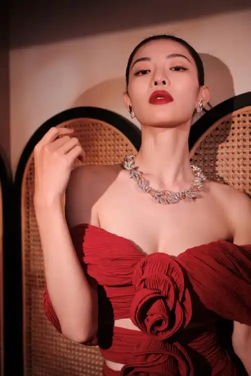 钟楚曦今晚#elle风尚大典明星红毯#造型来了!