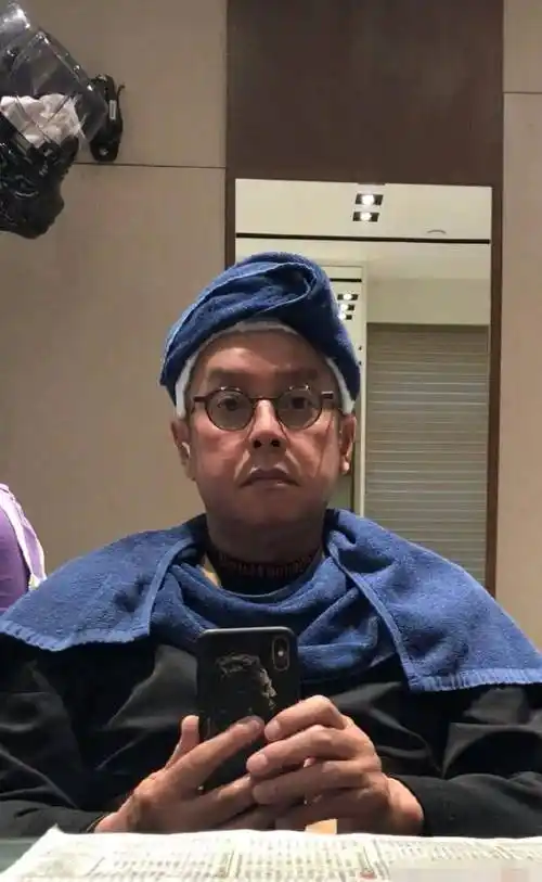 原创谭咏麟心情大好做头发毛巾包头略显威严不愧冻龄男神