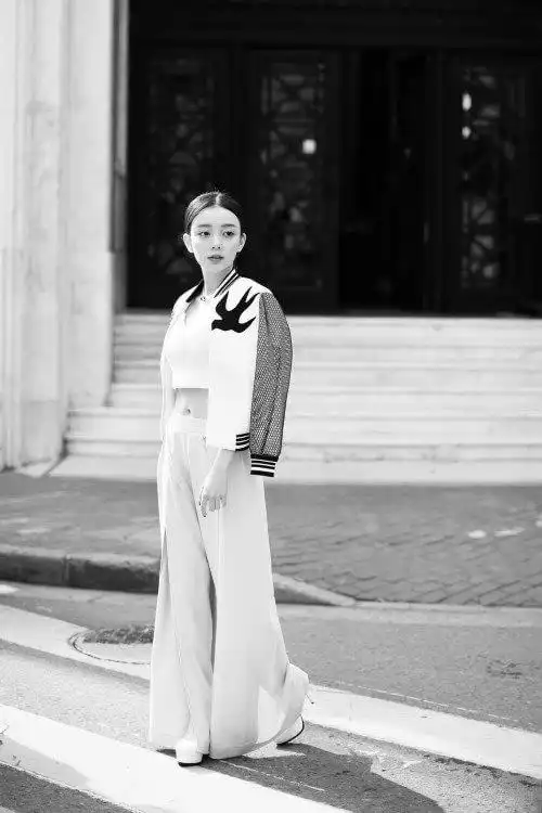 汪小敏街拍照曝光 唯美淡雅尽显女神范儿