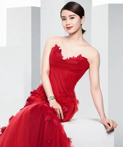 视频中刘诗诗身穿红色一字肩礼服,把长发扎了起来,看着非常的优雅
