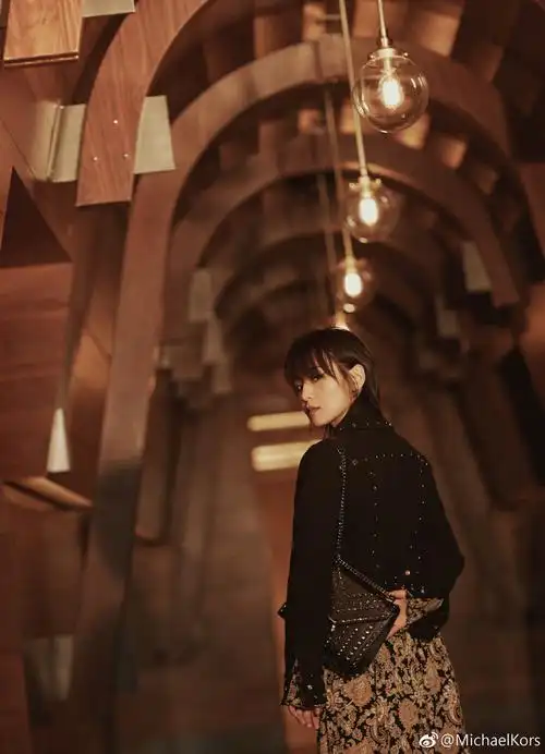 p>周笔畅,1985年7月26日出生于湖南省长沙市,华语流行乐女歌手,词曲