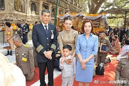 泰国国王带20多个妃子出国避难,回国后教小王子游泳秀父亲?
