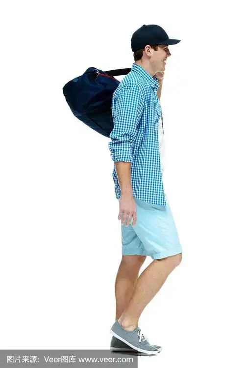 一个年轻人走路的侧视图