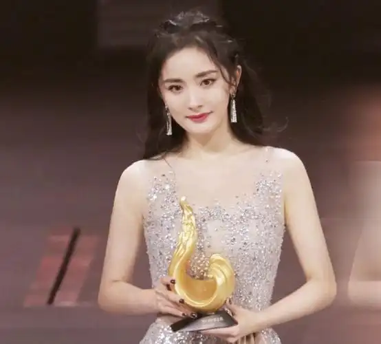 微博之夜喜获两个奖后,杨幂再度拿奖!看清奖项后粉丝喊话恭喜!