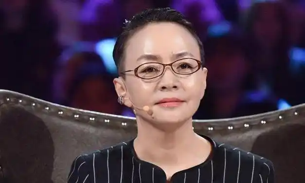 不要看如今的宋丹丹不修边幅当年的她漂亮到倪萍都被比下去了