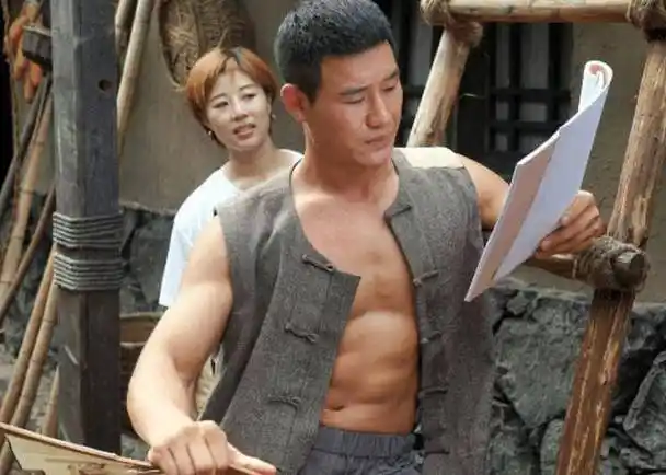 又重新拍戏,并且练就了一身腱子肉,娱乐圈中的硬汉并不少比如说:吴京