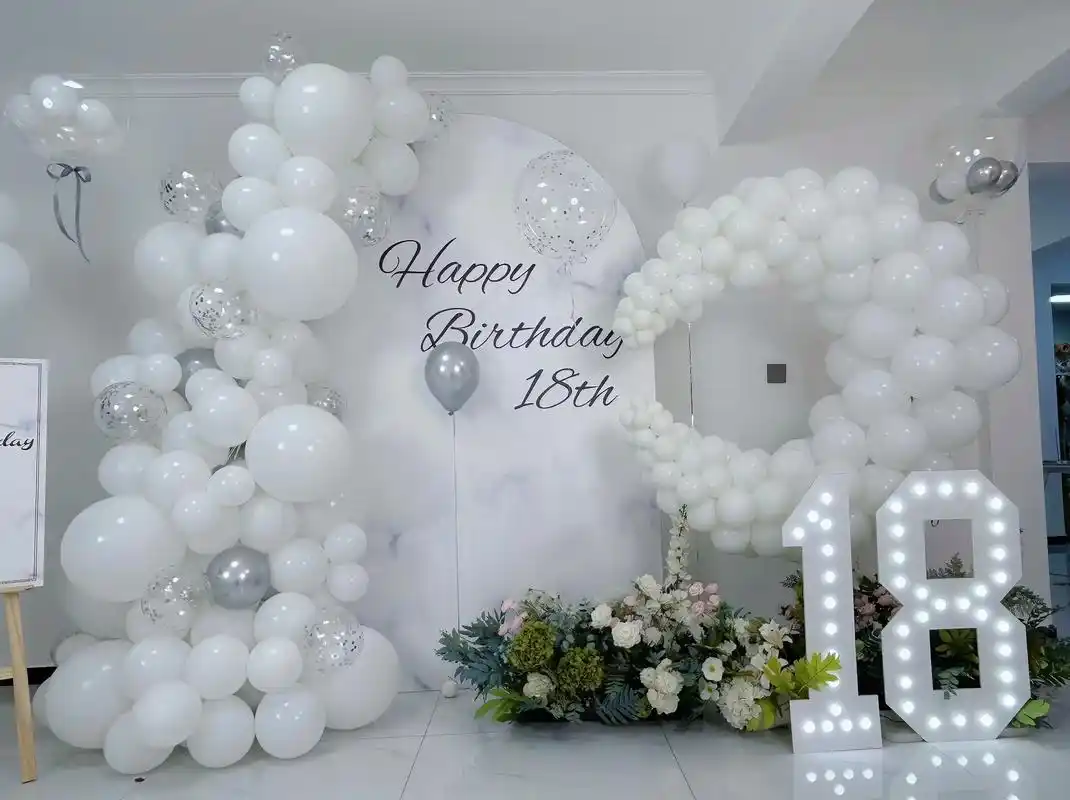 18岁成人礼.简约纯白色生日气球布置~#气球培训 #18岁成 - 抖音