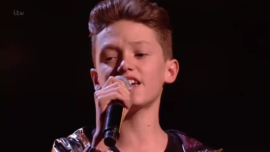 男孩lewisblissett在英国好声音儿童版现场翻唱whoslovinyou唱功不凡