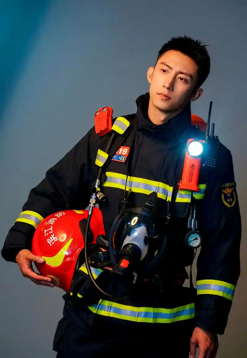 在电视剧《他从火光中走来》中,黄景瑜扮演的消防员角色,不仅能够轻