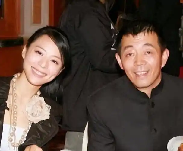 张静初是一个人尽皆知的才女,她的那份优雅气质引得不少导演为之心醉