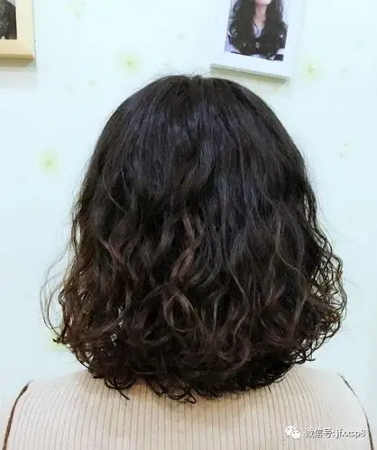 正文 "泰迪卷" "泰迪卷",就是类似泰迪毛发的一款蓬松感超强的卷发