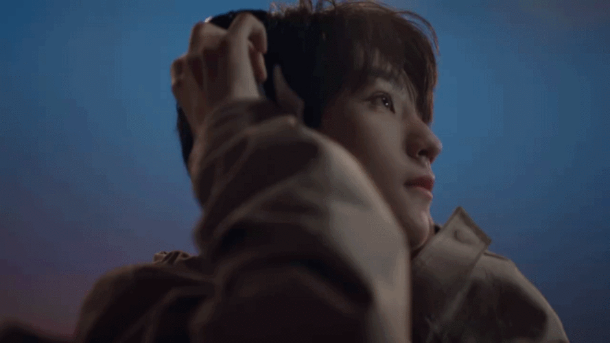 王俊凯品牌广告动图 摘耳机的回眸好绝 眼镜亮晶晶的像星星……__财经