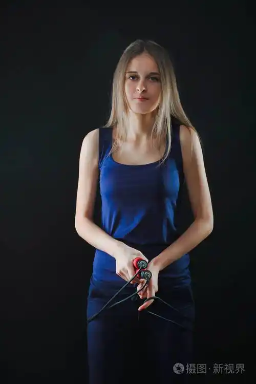 女孩用一根跳绳的绳子