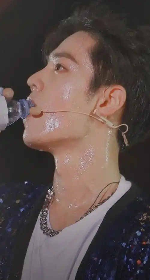 流汗的肖战纯欲图片系列