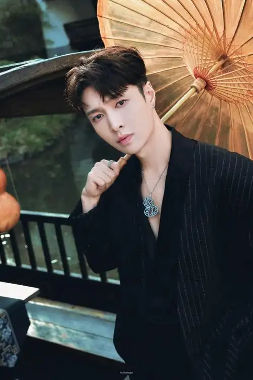 #法越馨发了张艺兴##张艺兴游园自拍#