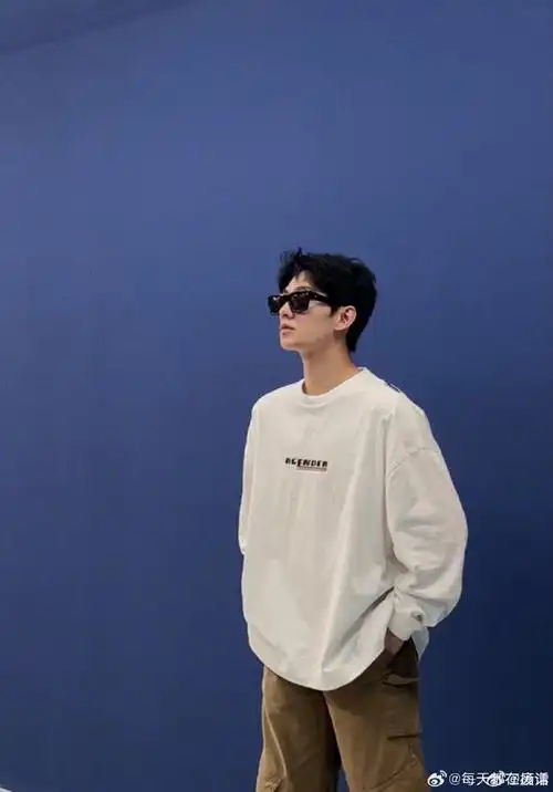 杨洋    好酷的端午营业图墨镜白t去看展,完全就是男大的日常吧帅哥再